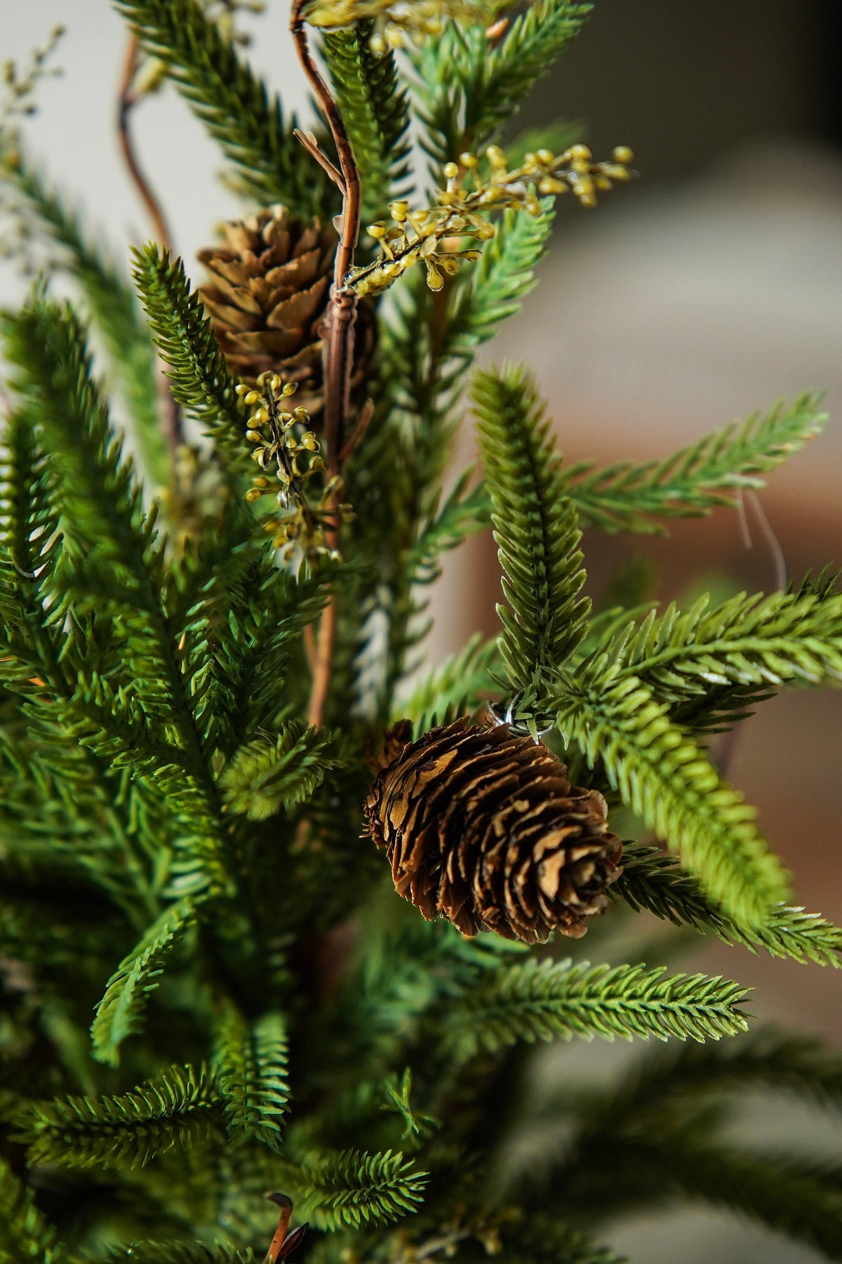 Real-Touch Pine Tree with Pinecones - Stockhute